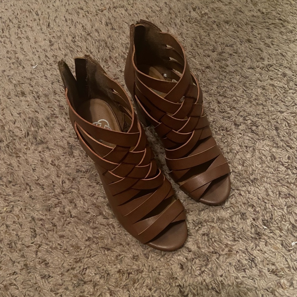 Heels! - Picture 2 of 4